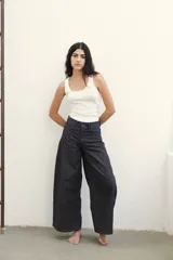 Pantalón de jean azul oscuro, de corte amplio y tiro alto.