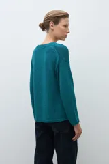 Sweater de tejido de punto color verde petróleo, con escote en V y mangas largas.