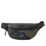Riñonera Rip Curl modelo Waist Bag Search Camo con estampado camuflado en tonos verde militar, cierre frontal negro y parche con el logo de la marca.