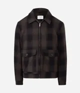 Campera de franela con estampado de cuadros, cuello tipo polo, cierre frontal con cremallera y bolsillos delanteros con solapa y botón. Cuenta con forro interior para mayor calidez.