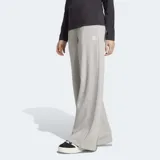 Pantalón Adidas de pernera ancha, color gris melange, confeccionado en suave tejido de felpa francesa. Cuenta con cintura elástica y el logo del trébol bordado en la parte superior delantera.