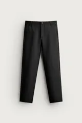 Pantalón de corte slim fit y color negro, confeccionado en tejido elástico. Cuenta con cintura elástica, trabillas, bolsillos frontales y cierre con cremallera y botón.