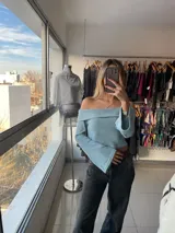 Top celeste de tejido de punto acanalado, con escote off-shoulder y mangas largas acampanadas.