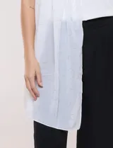 Pashmina de gasa color blanco con apliques de brillos formando círculos y detalles geométricos.