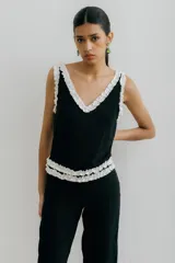 Musculosa color beige con escote en V y detalle de volados negros en escote y sisas.