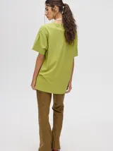 Remera verde agua con cuello redondo y manga corta, con un pequeño estampado de una estrella en el pecho. Corte holgado y cuadrado.