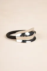 Gomita de pelo negra con aplique metálico plateado.