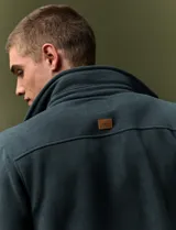 Sobrecamisa de micropolar color terracota, con cuello camisero, cierre frontal con botones a presión y dos bolsillos frontales con solapa y botón.