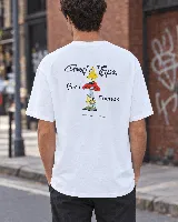 Remera blanca de algodón peinado, de corte recto y mangas cortas, con un pequeño estampado artesanal en el pecho que representa un hongo con elementos faciales.