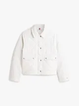 Campera acolchada Tommy Hilfiger de color blanco, confeccionada en poliéster reciclado con diseño matelasse en rombos. Presenta cuello camisero, cierre frontal con cremallera y botones a presión, dos bolsillos frontales de parche con solapa y detalle de logo bordado en el puño.