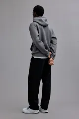 Pantalón de jogging negro de punto pesado, corte recto y calce estándar. Posee cintura elástica con cordón ajustable y bolsillos laterales insertados.