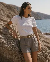 Short de lino color azul marino, de tiro alto, con bolsillos laterales y e incluye un cinto de rafia con hebilla redonda.