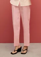 Pantalon de vestir de corte recto y tiro alto, confeccionado en lino. Presenta cierre oculto con botón, gancho y cremallera, trabillas para cinturón, bolsillos laterales y bolsillos de ribete en la parte posterior.