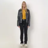 Campera negra de cuero sintético con cierre asimétrico, cuello solapa con broches a presión, cuatro bolsillos externos con cierre y botón, herrajes plateados y ajuste regular.