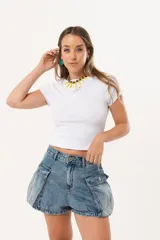 Short cargo de tiro medio confeccionado en denim azul, con diseño de silueta abullonada y maxi bolsillos laterales. Cuenta con cierre frontal de cremallera y botón, además de bolsillos traseros.