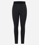 Pantalón tipo legging de tiro alto confeccionado en punto roma, con textura sutil y costuras frontales tipo nervura que estilizan la silueta.