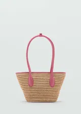 Bolso tipo cesta de fibra natural con detalles en color fucsia, incluyendo doble asa corta y borde superior. Cuenta con cierre de imán interior.