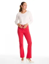 Pantalón recto de tiro alto en tejido elastizado color rojo, con detalle de pespunte vertical en la parte frontal de las piernas y pretina elástica.