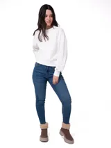 Buzo de corte relajado en color blanco, confeccionado en tejido French Terry. Presenta cuello redondo, mangas largas con puños acanalados y un pequeño parche con el logo de la marca en el puño izquierdo.