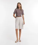 Blusa de viscosa color marrón topo, con cuello redondo y mangas cortas. Presenta aplicaciones de encaje tipo entremedios en las mangas y en la zona de los hombros.