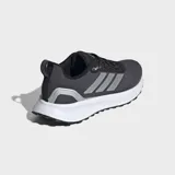 Championes de running Adidas Runfalcon 5 TR, color negro con tres franjas laterales plateadas reflectantes. Posee mediasuela Cloudfoam blanca y suela exterior Adiwear negra con tacos para agarre en terrenos irregulares.