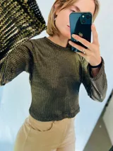 Sweater dorado de mangas largas con tejido brillante.