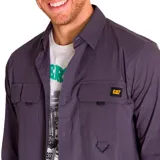 Camisa de manga larga color gris oscuro, con dos bolsillos de carga en el pecho con cierre de solapa con gancho y bucle.