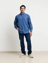 Camisa azul con microestampado blanco, de manga larga y corte clásico.