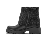 Bota corta de estilo urbano con suela track gruesa y tacón bajo. El cuerpo de la bota presenta un diseño liso en la parte inferior, mientras que la caña está recubierta por una capa de material con apliques de strass brillantes.
