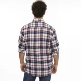 Camisa de franela a cuadros color blanco, azul y rojo, de manga larga y corte clásico. Presenta dos bolsillos frontales con solapa abotonada y cierre con botones a presión.