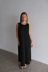 Vestido largo azul marino de manga corta, con cuello redondo y textura acanalada.