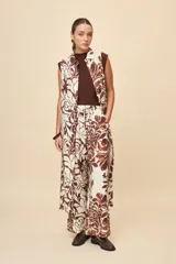 Pantalón ancho estampado de corte amplio y fluido, con cintura elastizada y lazo ajustable.