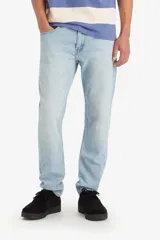 Pantalón de jean celeste claro, corte slim fit y tiro medio.