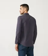 Camisa de vestir para hombre de manga larga, con estampa cuadrillé vichy en tonos oscuros, cuello clásico y cierre frontal de botones.
