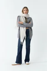 Saco gris de tejido con textura a cuadros y calce relajado. Tiene cintura ajustable con cordón interno y dos bolsillos frontales.