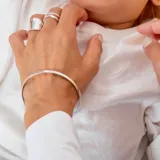 Brazalete tipo esclava de diseño bombé, confeccionado en plata 925 con acabado pulido.