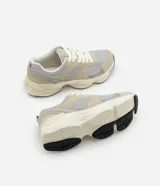 Championes de running Viko con diseño de paneles superpuestos en tonos gris y plateado. Presentan una combinación de malla técnica y detalles sintéticos, con suela de plataforma robusta y cierre mediante cordones.