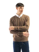 Buzo tejido de punto con cuello en V, manga larga y puños acanalados. Presenta un diseño clásico y versátil con acabado suave al tacto.