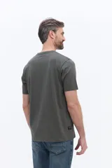 Remera de manga corta color azul, con cuello redondo y estampa frontal con lettering en color blanco. Posee un fit regular.