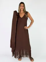 Vestido midi de punto color marrón, con escote en V, sin mangas, corte recto y detalle de flecos en el ruedo.