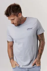 Remera blanca de manga corta con cuello redondo y un pequeño estampado azul en el pecho.