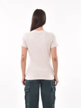 Remera negra de algodón con estampado frontal de la palabra "MERCI" en letras delineadas con colores del arcoíris.