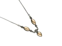 Gargantilla de plata 925 con detalles en oro 18k, con cadena de eslabones cuadrados y tres dijes ovalados con centro dorado y borde de plata.