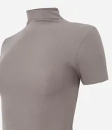 Blusa de ribana color marrón, con mangas cortas y cuello alto, de corte ajustado al cuerpo.