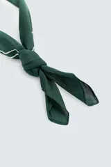 Pañuelo cuadrado de algodón color verde oscuro, con doble borde cosido en hilo blanco.