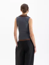 Musculosa de algodón pima, con cuello redondo y ajuste al cuerpo.