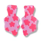 Par de aros colgantes con forma irregular y estampado de vaca en tonos rosa y fucsia.