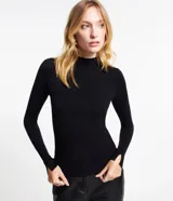 Blusa verde oscuro de viscosa con cuello alto y mangas largas con abertura en el puño.