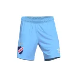 Short de fútbol celeste con el escudo del Club Nacional de Football en la pierna izquierda y el logo de Umbro en la pierna derecha.