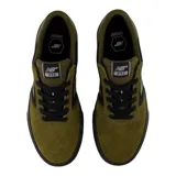 Championes de skate New Balance Numeric 272, color verde oliva y negro. Presentan una combinación de gamuza y lona, con el logo N en el lateral y suela de goma vulcanizada negra.